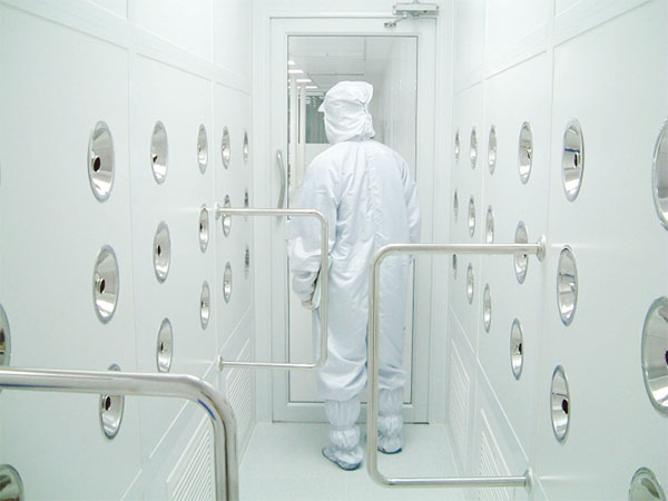 ¿El laboratorio estéril debe tener una ducha de aire?